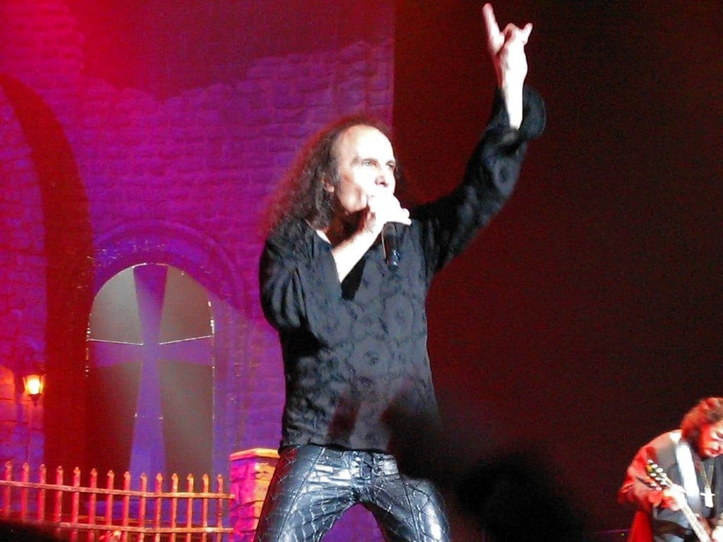 Dio Throwing Horns